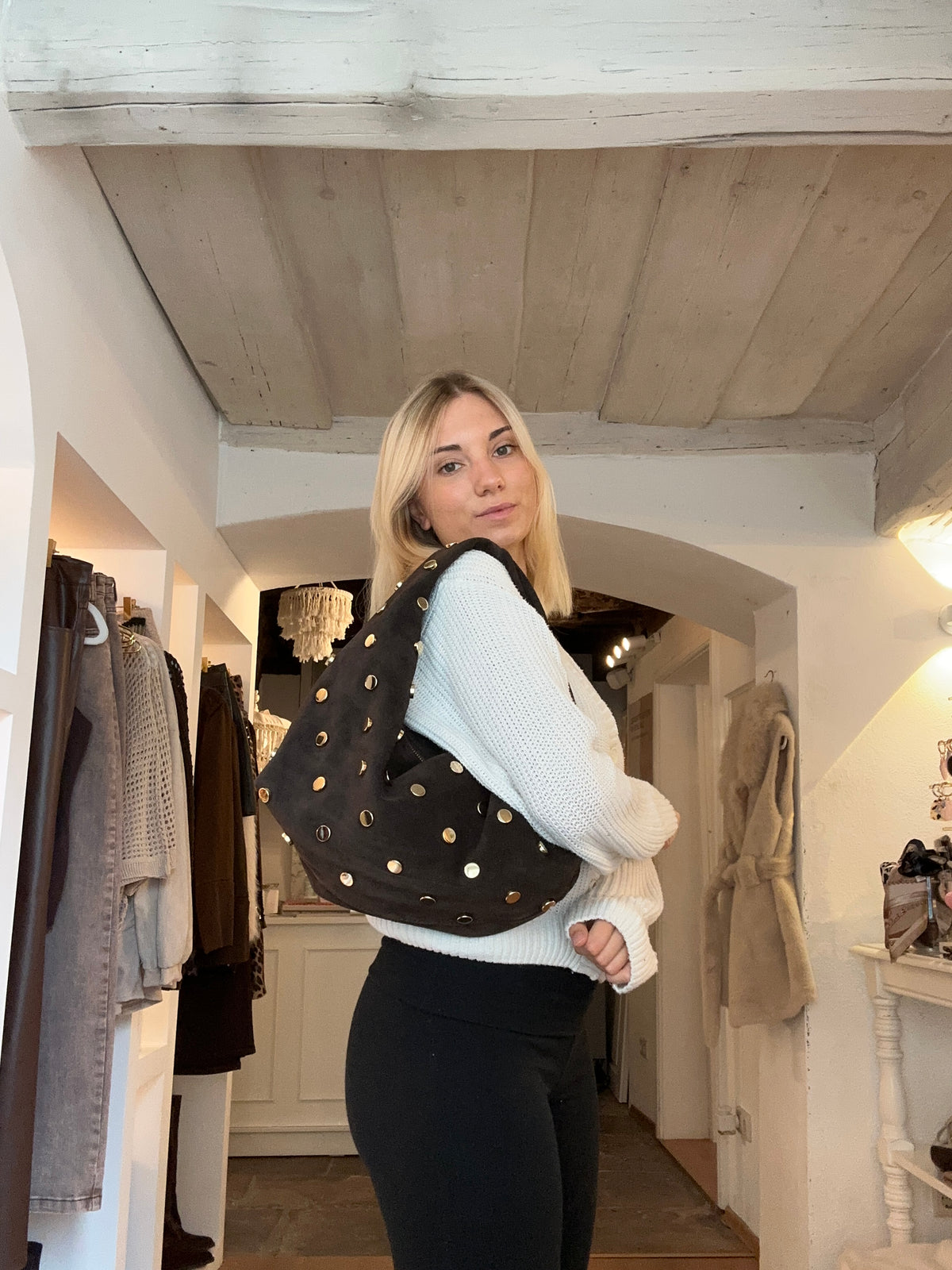 Große Suede-Bag mit Nieten