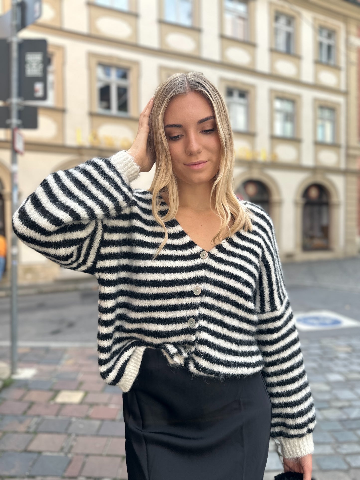 Cardi Lia