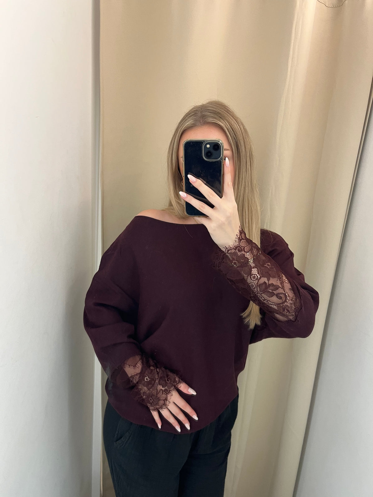 Elegantes Oversize-Oberteil mit Spitzendetails