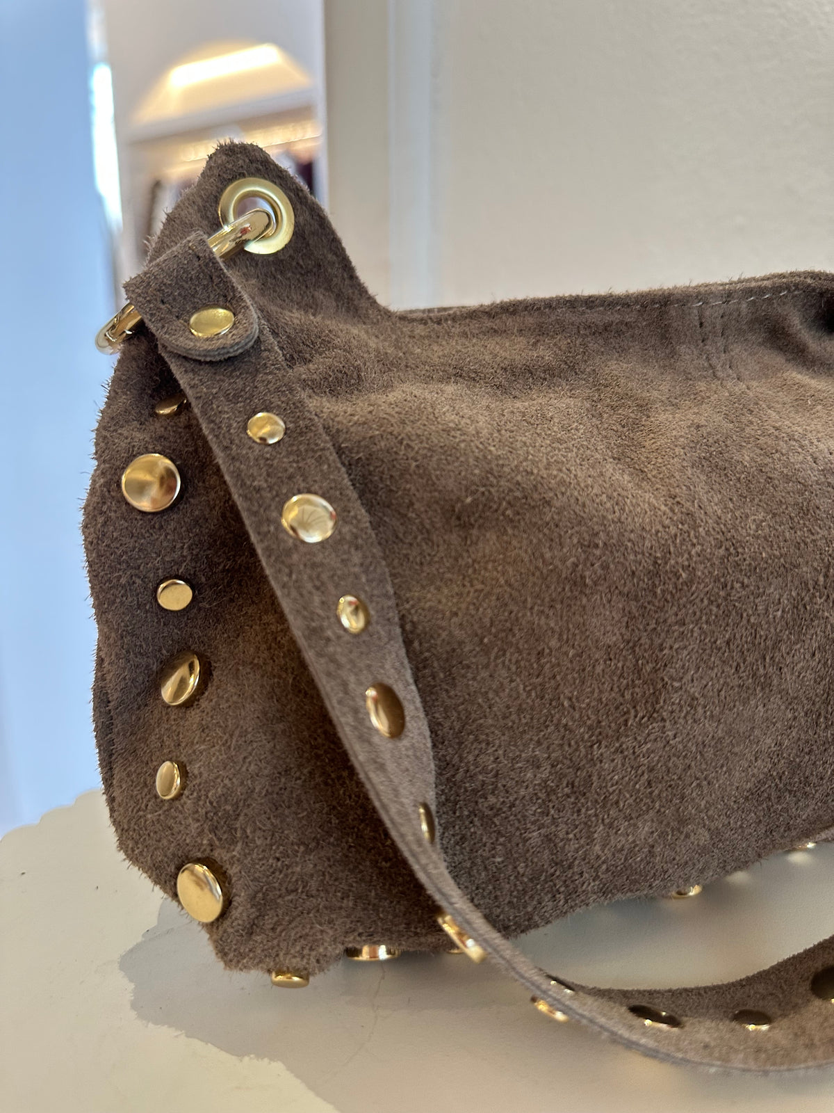 Kleine Suede-Bag mit Nieten