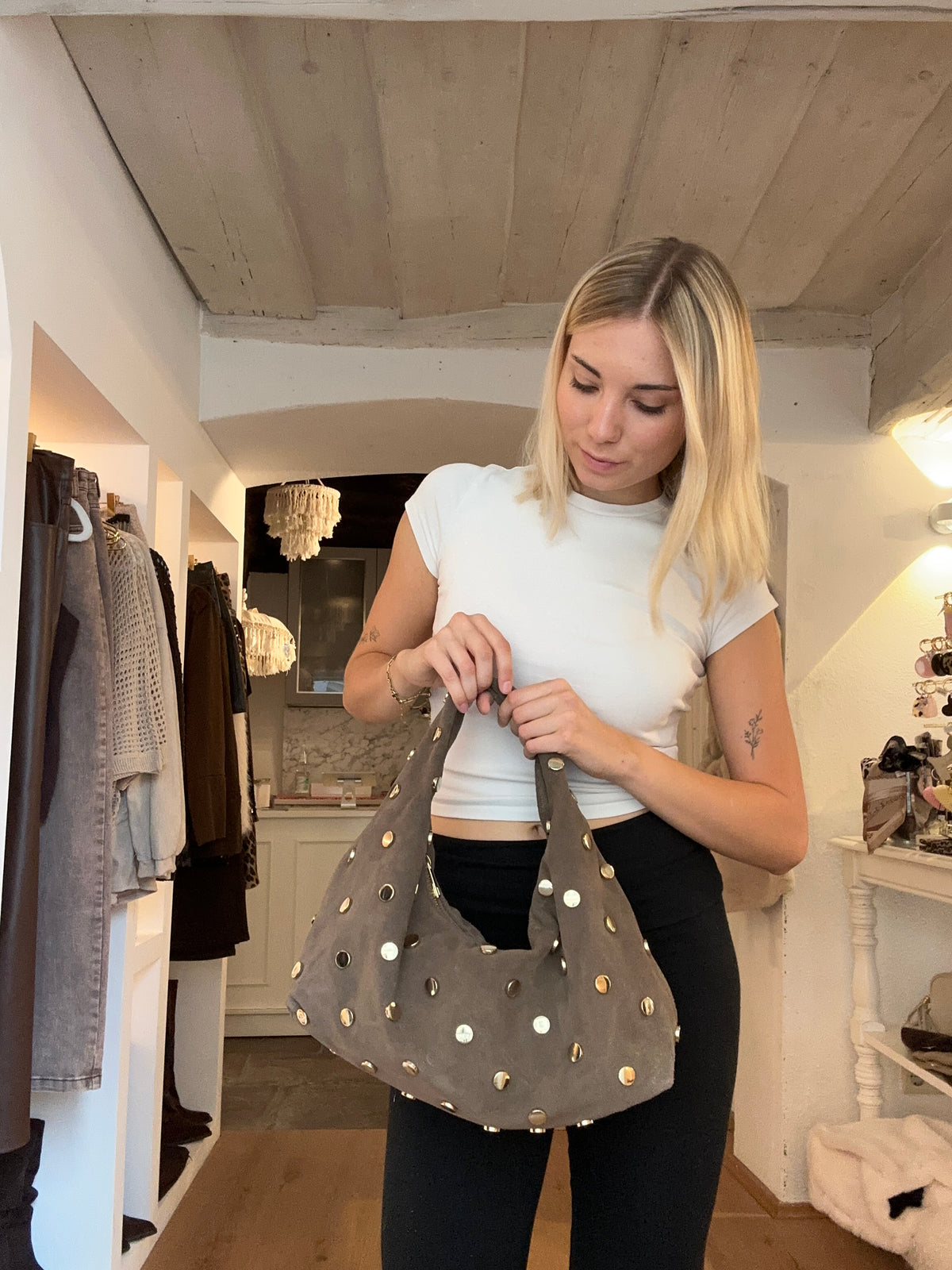 Große Suede-Bag mit Nieten