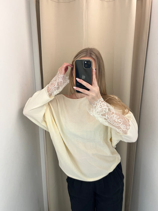 Elegantes Oversize-Oberteil mit Spitzendetails