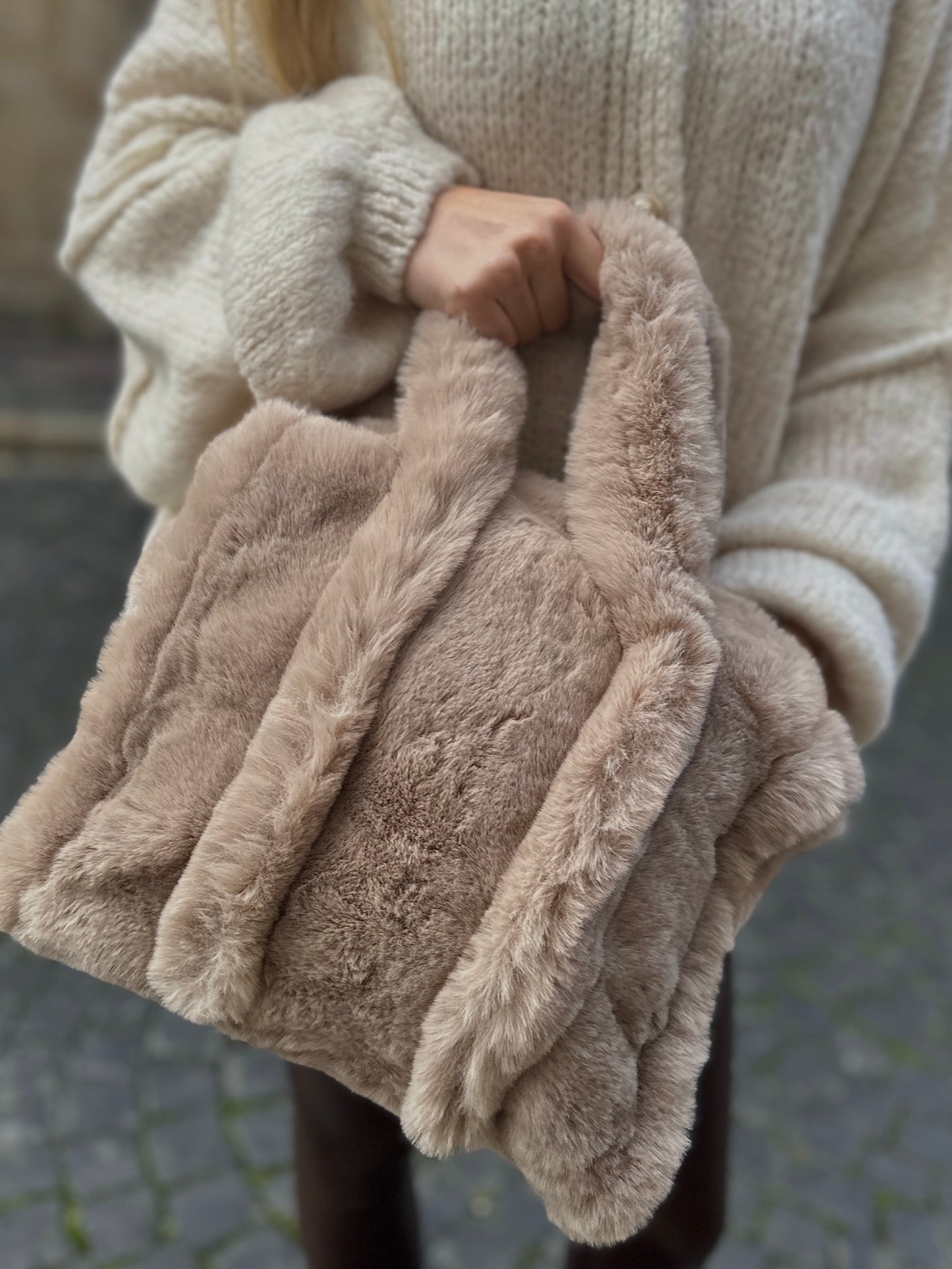 Kleine Flauschi Bag Taupe