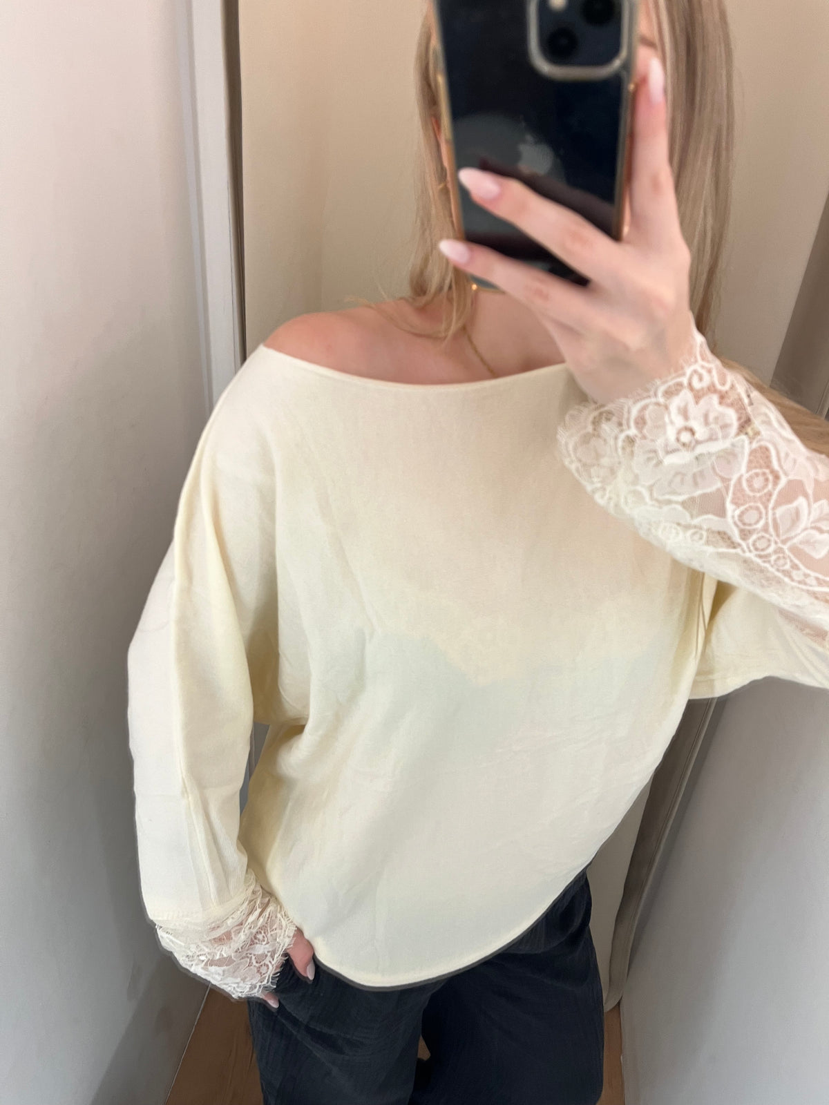 Elegantes Oversize-Oberteil mit Spitzendetails