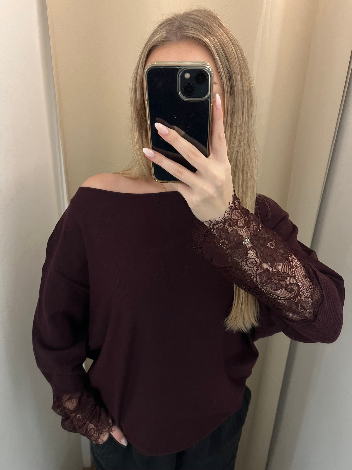 Elegantes Oversize-Oberteil mit Spitzendetails