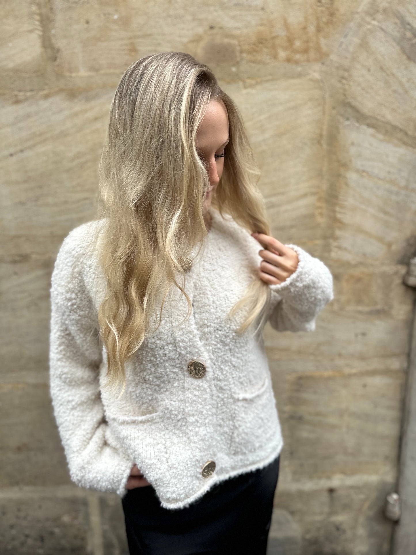 Cardigan mit goldenen Knöpfen