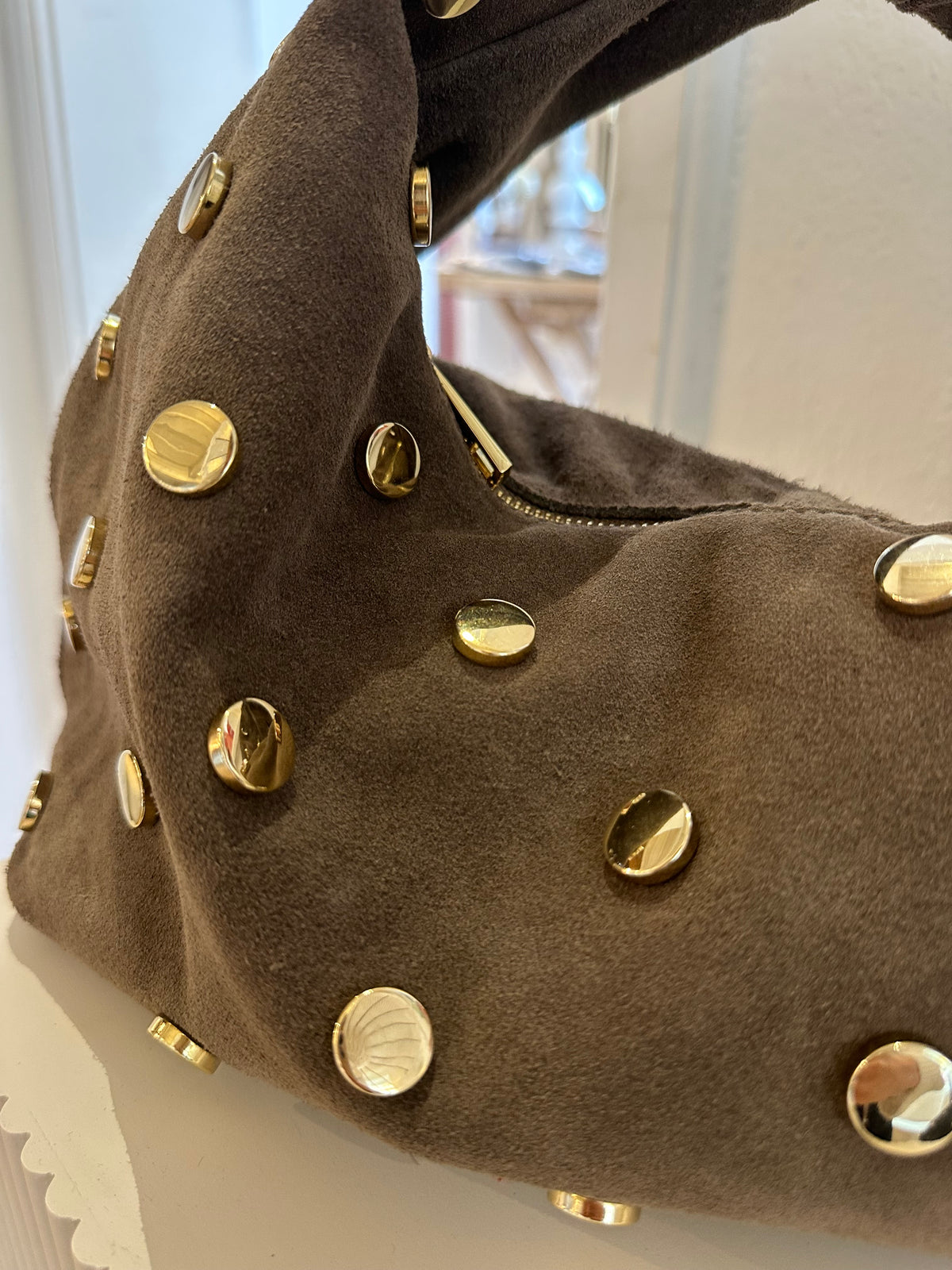 Große Suede-Bag mit Nieten