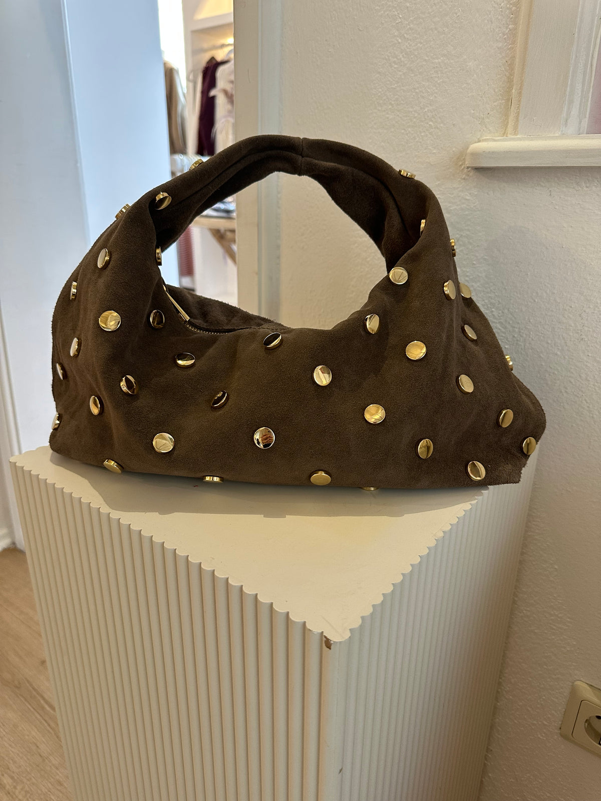 Große Suede-Bag mit Nieten